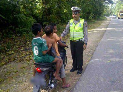15 Foto anak di bawah umur mengendarai motor, miris banget!
