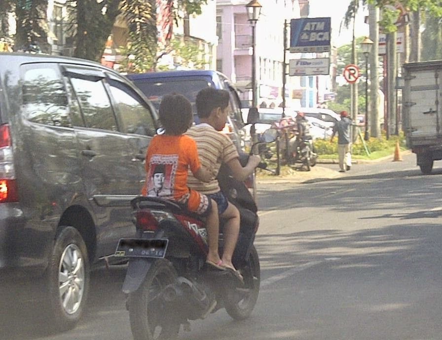 15 Foto anak di bawah umur mengendarai motor, miris banget!