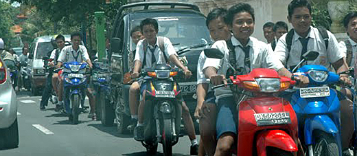 15 Foto anak di bawah umur mengendarai motor, miris banget!