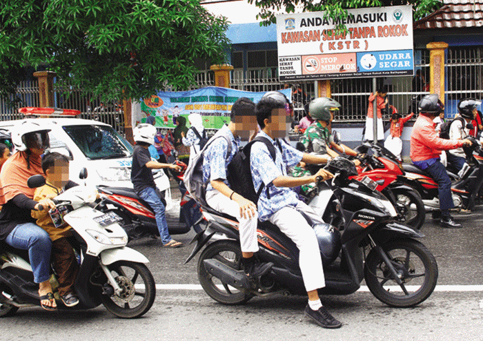 15 Foto anak di bawah umur mengendarai motor, miris banget!