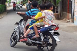 15 Foto anak di bawah umur mengendarai motor, miris banget!
