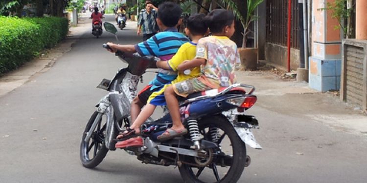 15 Foto anak  di bawah umur mengendarai motor  miris banget 