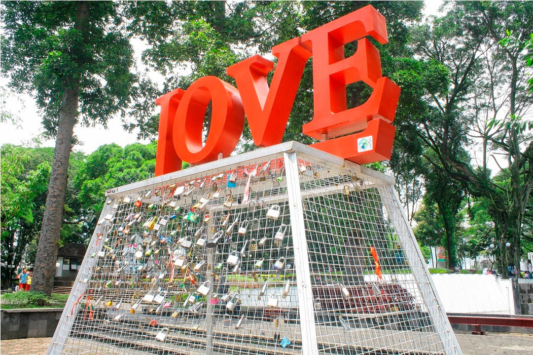7 Spot ritual gembok cinta ini ternyata ada di Indonesia, kamu tahu?