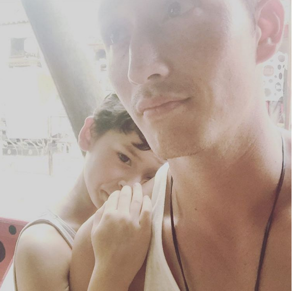 Foto kebersamaan Mike Lewis dan anak, bikin para cewek antre mamanya Foto kebersamaan Mike Lewis dan anak, bikin para cewek antre mamanya