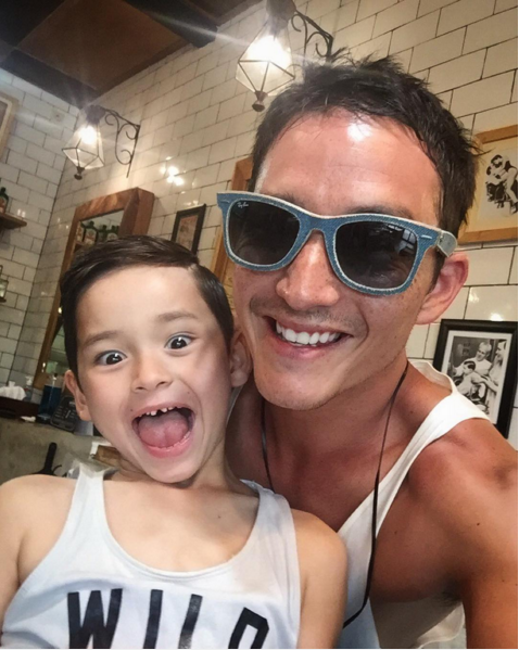 Foto kebersamaan Mike Lewis dan anak, bikin para cewek antre mamanya Foto kebersamaan Mike Lewis dan anak, bikin para cewek antre mamanya