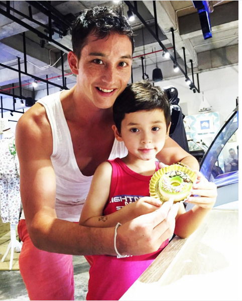 Foto kebersamaan Mike Lewis dan anak, bikin para cewek antre mamanya Foto kebersamaan Mike Lewis dan anak, bikin para cewek antre mamanya