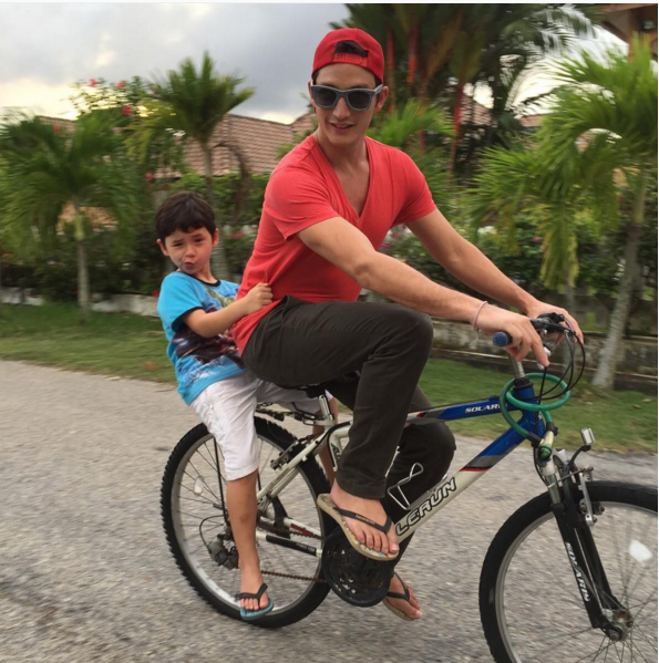 Foto kebersamaan Mike Lewis dan anak, bikin para cewek antre mamanya Foto kebersamaan Mike Lewis dan anak, bikin para cewek antre mamanya