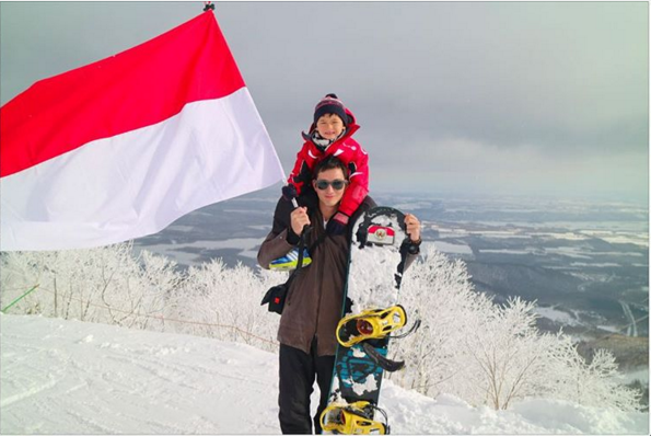 Foto kebersamaan Mike Lewis dan anak, bikin para cewek antre mamanya Foto kebersamaan Mike Lewis dan anak, bikin para cewek antre mamanya