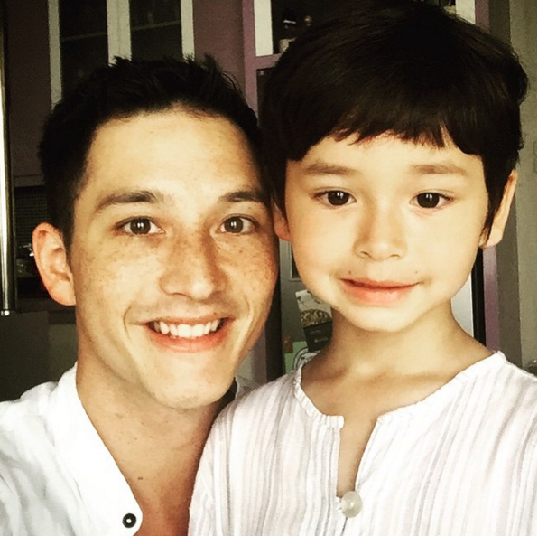 Foto kebersamaan Mike Lewis dan anak, bikin para cewek antre mamanya Foto kebersamaan Mike Lewis dan anak, bikin para cewek antre mamanya