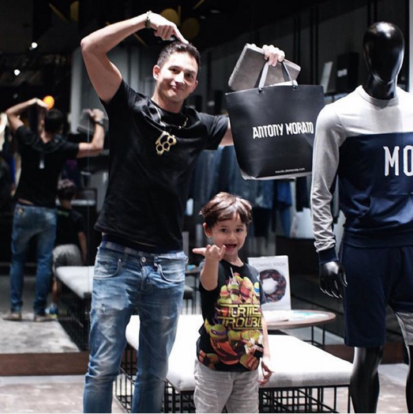 Foto kebersamaan Mike Lewis dan anak, bikin para cewek antre mamanya Foto kebersamaan Mike Lewis dan anak, bikin para cewek antre mamanya