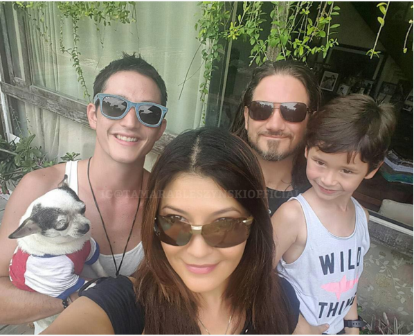 Foto kebersamaan Mike Lewis dan anak, bikin para cewek antre mamanya Foto kebersamaan Mike Lewis dan anak, bikin para cewek antre mamanya