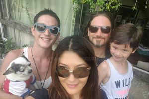 Foto kebersamaan Mike Lewis dan anak, bikin para cewek antre mamanya