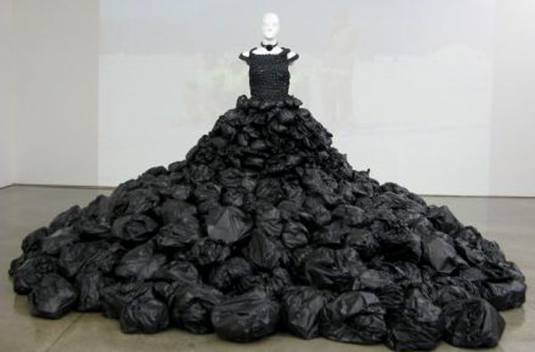 13 Gaun terbuat dari tas plastik yang tidak kalah elegan