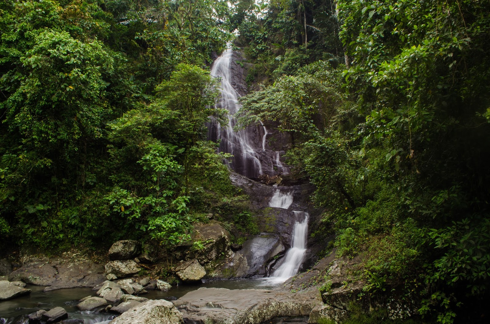 5 Air terjun ini punya mitos bikin enteng jodoh, buruan ke sana mblo! 