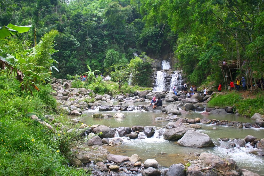 5 Air terjun ini punya mitos bikin enteng jodoh, buruan ke sana mblo! 