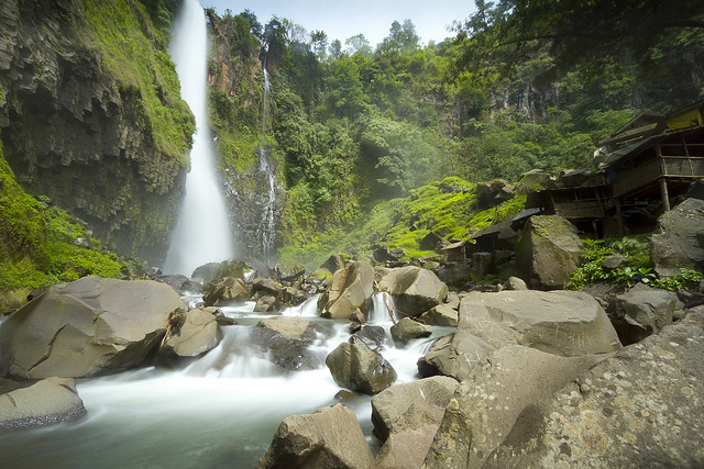5 Air terjun ini punya mitos bikin enteng jodoh, buruan ke sana mblo! 