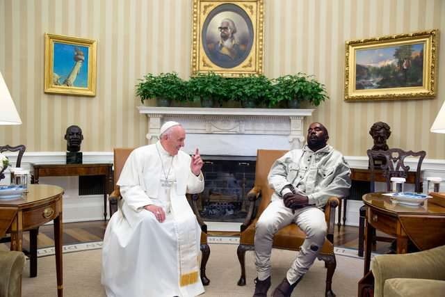 Tertidur di tempat umum, Kanye West jadi bulan-bulanan photoshoppers