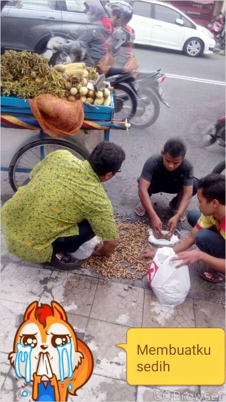 Ugal-ugalan, bus ini senggol gerobak pedagang kacang sampai tumpah!