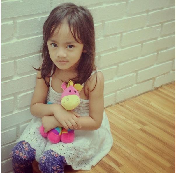 Perkenalkan Atisha Prajna Tiara, putri imut Dewi Lestari Perkenalkan Atisha Prajna Tiara, putri imut Dewi Lestari