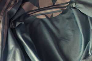 Setelah gaun, kini jaket warna kontroversial muncul, tebak warna apa?