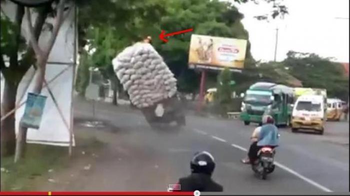 22 Potret kenekatan pengguna jalan membawa angkutan berlebih