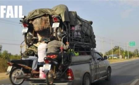 22 Potret kenekatan pengguna jalan membawa angkutan berlebih