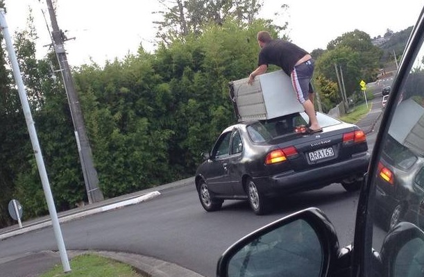 22 Potret kenekatan pengguna jalan membawa angkutan berlebih