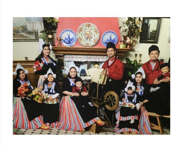 15 Potret harmonisnya keluarga artis, bikin kangen pulang ke rumah!