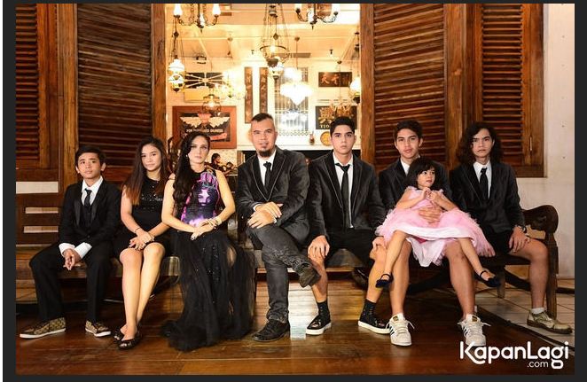 15 Potret harmonisnya keluarga artis, bikin kangen pulang ke rumah!