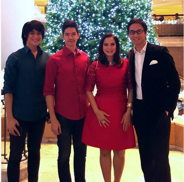 15 Potret harmonisnya keluarga artis, bikin kangen pulang ke rumah!