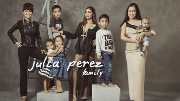 15 Potret harmonisnya keluarga artis, bikin kangen pulang ke rumah!