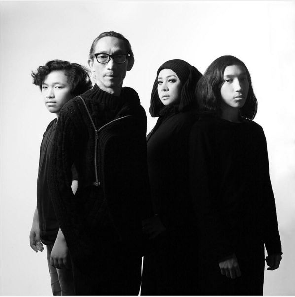 15 Potret harmonisnya keluarga artis, bikin kangen pulang ke rumah!