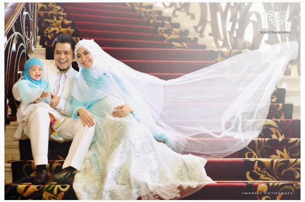 15 Potret harmonisnya keluarga artis, bikin kangen pulang ke rumah!