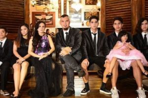 15 Potret harmonisnya keluarga artis, bikin kangen pulang ke rumah!