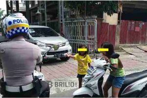 Lawan arus dan tak pakai helm, dua bocah ini nangis ditilang polisi
