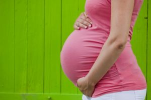 Wanita hamil cenderung lebih sering menjatuhkan barang, ini alasannya