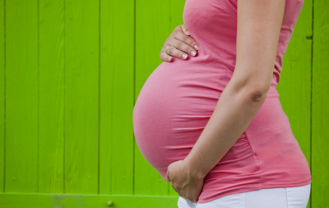 Wanita hamil cenderung lebih sering menjatuhkan barang, ini alasannya