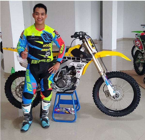 Ini kabar Doni Tata, pembalap ganteng yang bakal bikin hatimu berdesir Ini kabar Doni Tata, pembalap ganteng yang bakal bikin hatimu berdesir