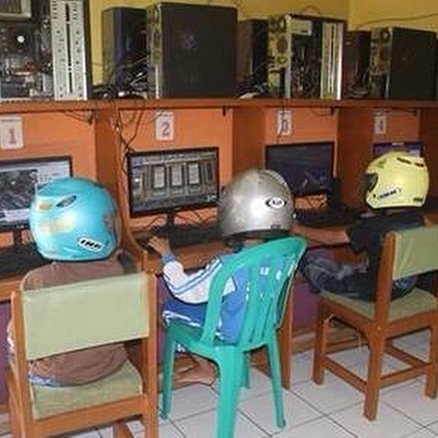 12 Tingkah pengguna warnet ini bikin ketawa ngakak