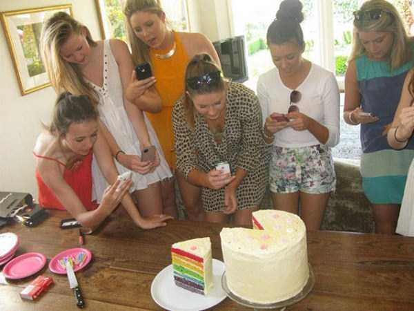 25 Perilaku miris orang yang kecanduan gadget, bikin mengelus dada!