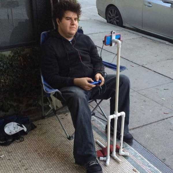 25 Perilaku miris orang yang kecanduan gadget, bikin mengelus dada!