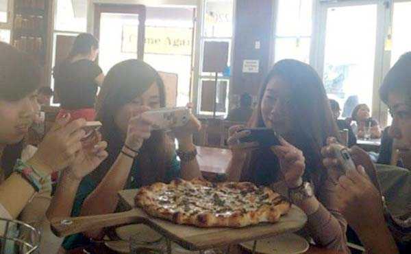 25 Perilaku miris orang yang kecanduan gadget, bikin mengelus dada!