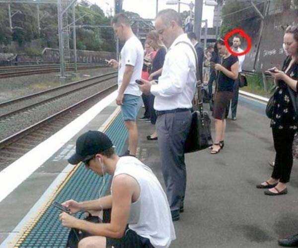 25 Perilaku miris orang yang kecanduan gadget, bikin mengelus dada!