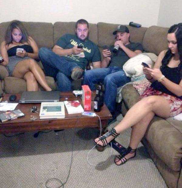 25 Perilaku miris orang yang kecanduan gadget, bikin mengelus dada!