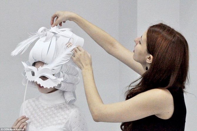 Kreatif, gaun pengantin indah ini terbuat dari kardus loh