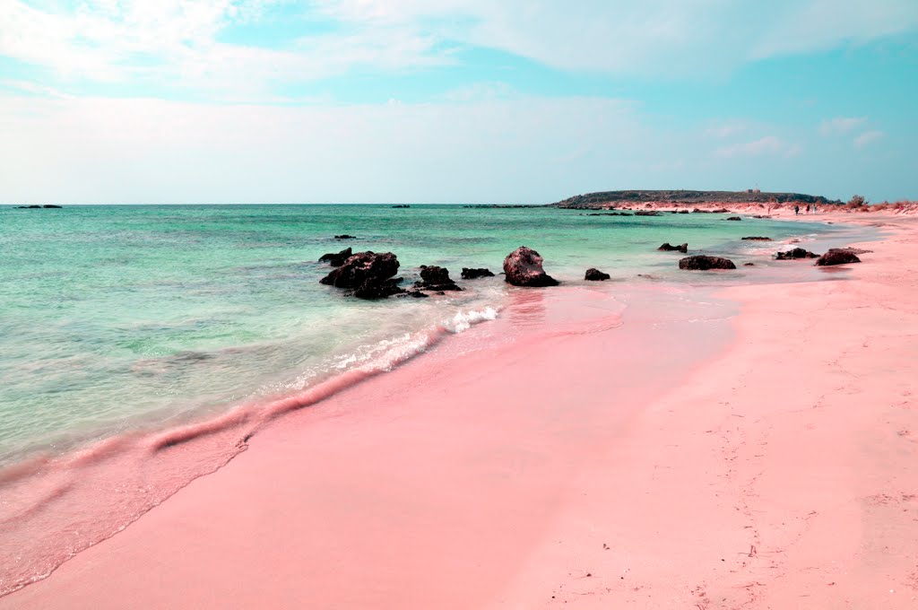 10 Pantai keren ini berpasir pink, di Indonesia ada dua lho! 
