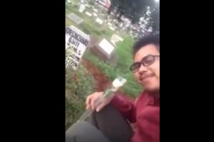 Video lelaki di pusara kekasihnya ini mengharukan