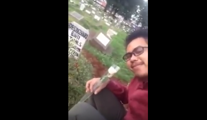Video lelaki di pusara kekasihnya ini mengharukan