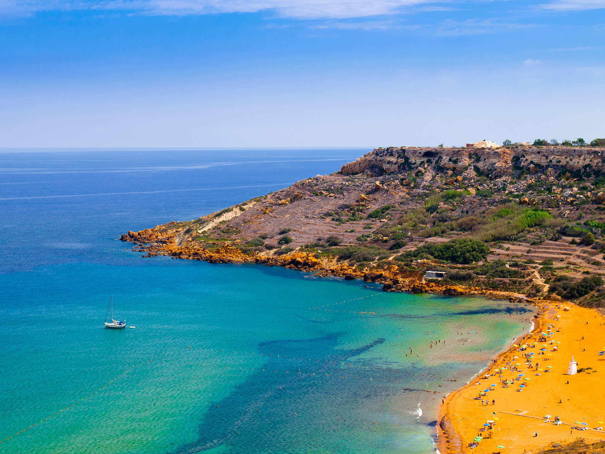 13 Pantai ini punya pasir warna-warni, hijau sampai pelangi semua ada!