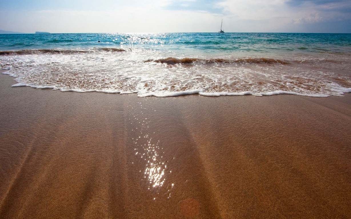 13 Pantai ini punya pasir warna-warni, hijau sampai pelangi semua ada!